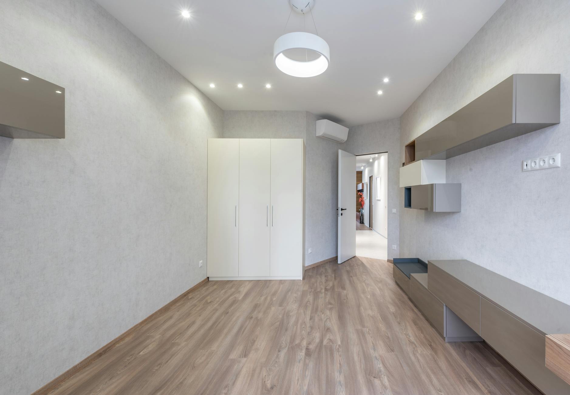 48‑V-DC-Fußleisten als unsichtbare Stromschiene: Möbel, Licht und Sensorik modular versorgen