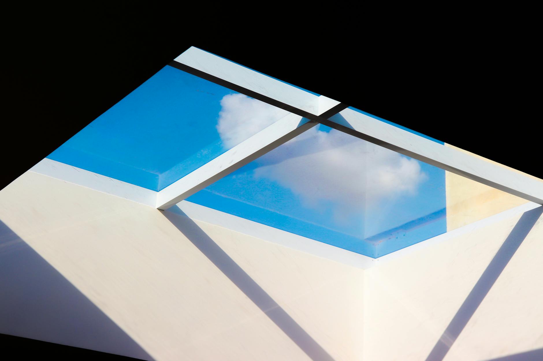 Möbel als Lichtleiter: Tageslicht per Faseroptik in fensterlose Zonen holen – ohne Stromkosten am Tag