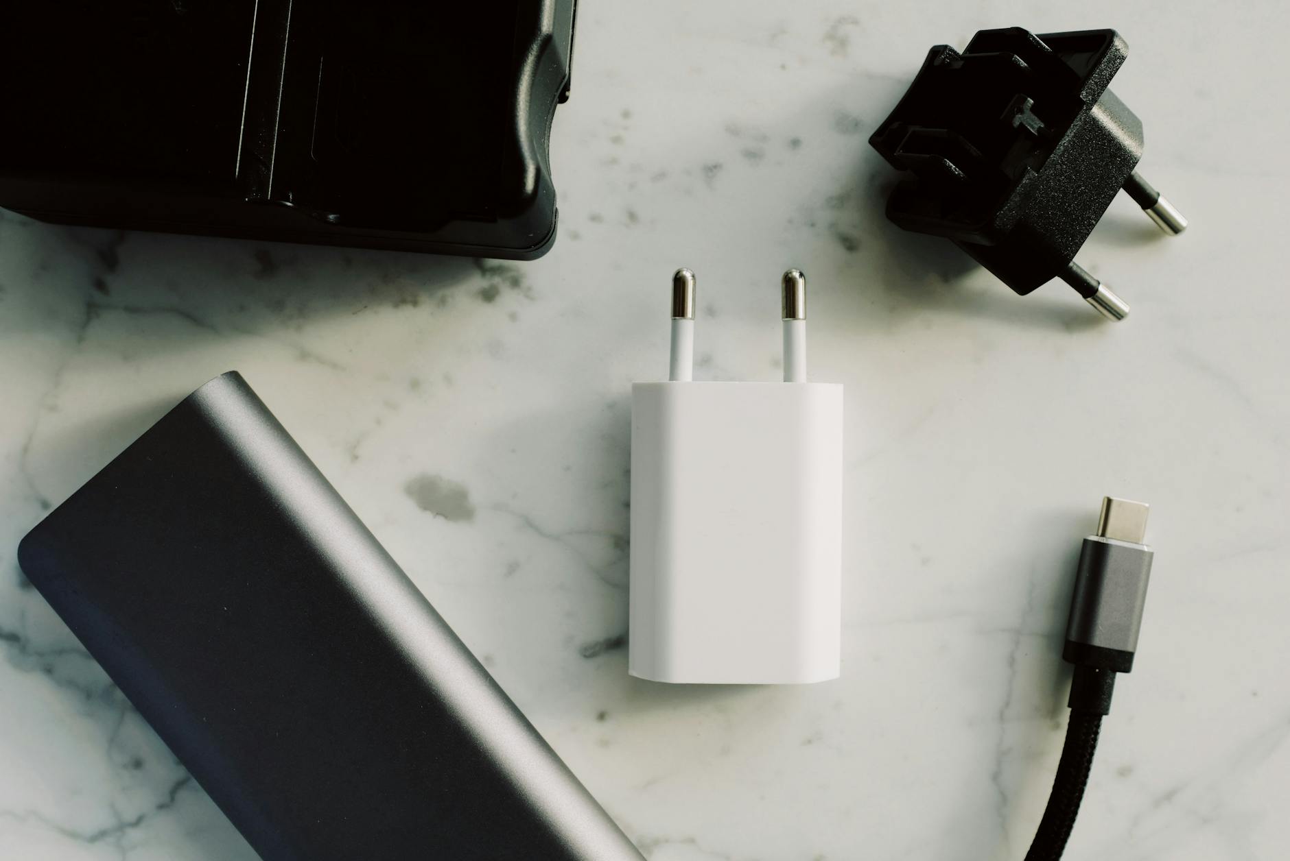 Unsichtbar, leise, effizient: 24‑V-DC-Sockelleisten als Haus-Mikronetz für Möbel, Licht und USB‑C