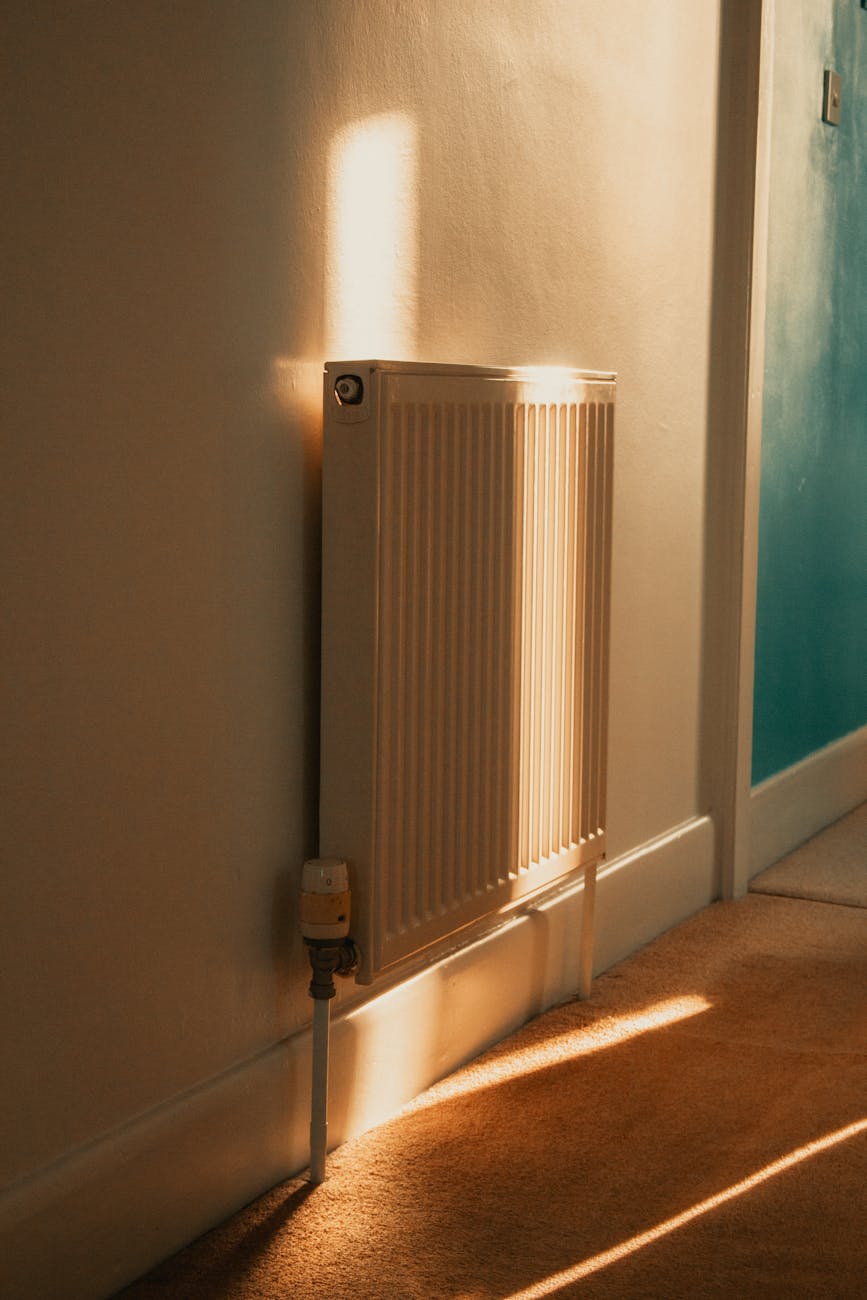 Unsichtbar heizen mit Möbeln: 48‑V‑PCM‑Sideboards speichern Solarwärme für den Abend